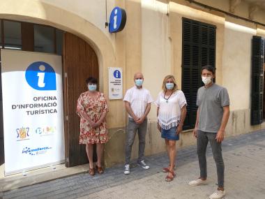 Peu de foto: D’esquerra a dreta: Joana Maria Pascual, Presidenta de la Mancomunitat, Pedro Bergas i Catalina Mir, AODLS i Joan Cifre, Gerent de la Mancomunitat.