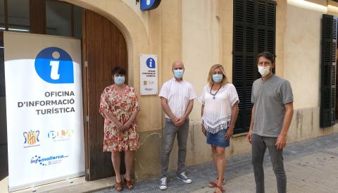 Peu de foto: D’esquerra a dreta: Joana Maria Pascual, Presidenta de la Mancomunitat, Pedro Bergas i Catalina Mir, AODLS i Joan Cifre, Gerent de la Mancomunitat.