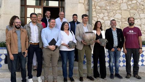 El conseller de Turisme del Govern, Jaume Bauzá, i el Director Insular de Cultura, Guillem Ginard, assisteixen a la presentació de la virtualització del jaciment de Son Fornés per part de la Mancomunitat.